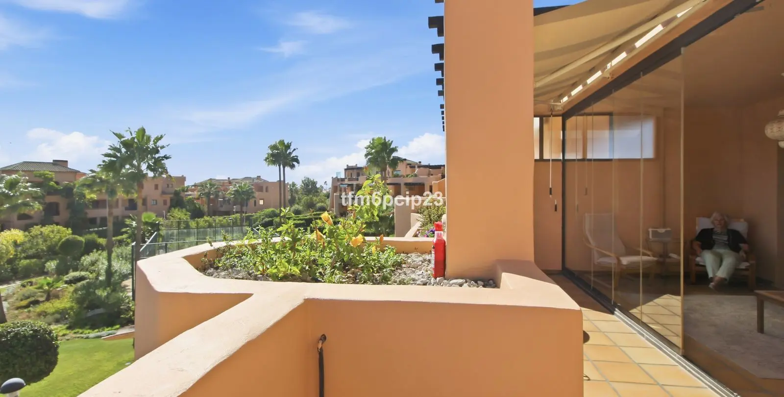 Sale of middle floor apartment in Casares Playa 1
