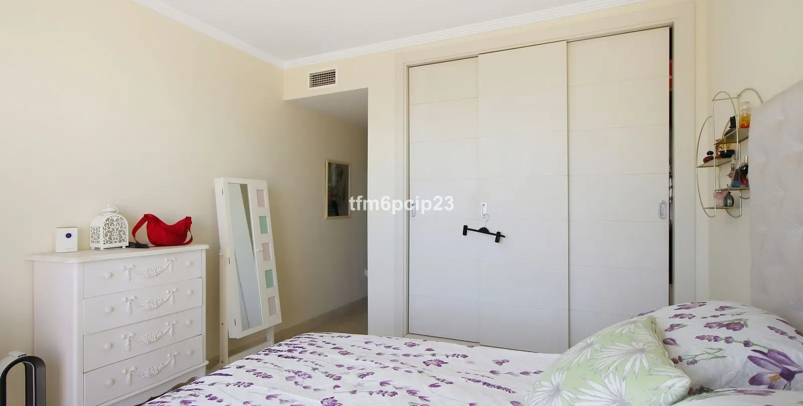 Sale of middle floor apartment in Casares Playa 22