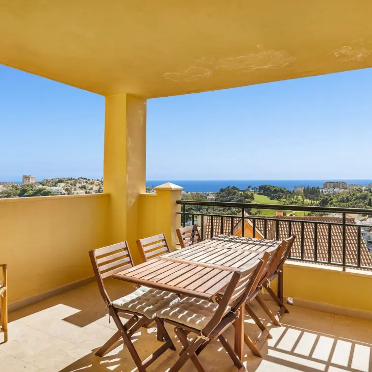 Sale of middle floor apartment in Torrequebrada