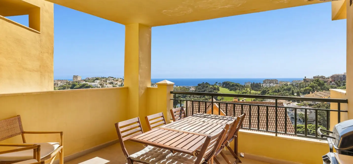 Sale of middle floor apartment in Torrequebrada 0