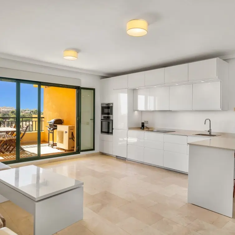 Sale of middle floor apartment in Torrequebrada