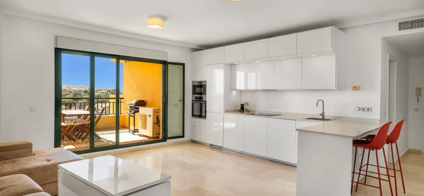 Sale of middle floor apartment in Torrequebrada 1