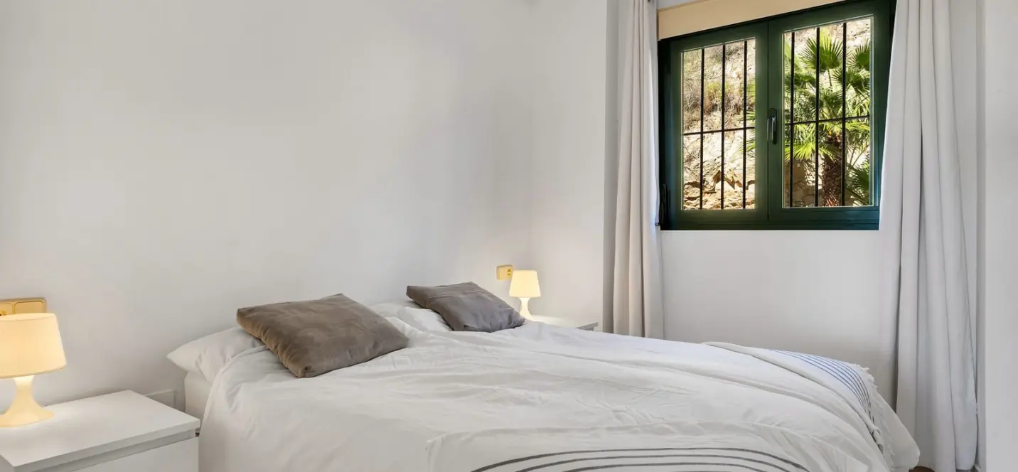 Sale of middle floor apartment in Torrequebrada 3