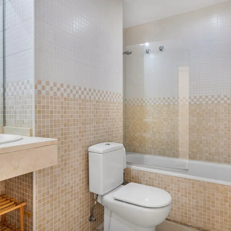 Sale of middle floor apartment in Torrequebrada