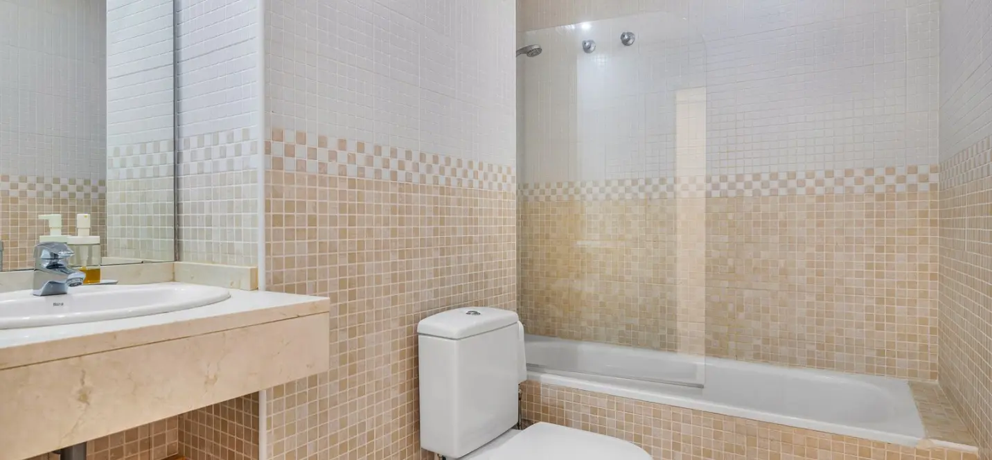 Sale of middle floor apartment in Torrequebrada 4