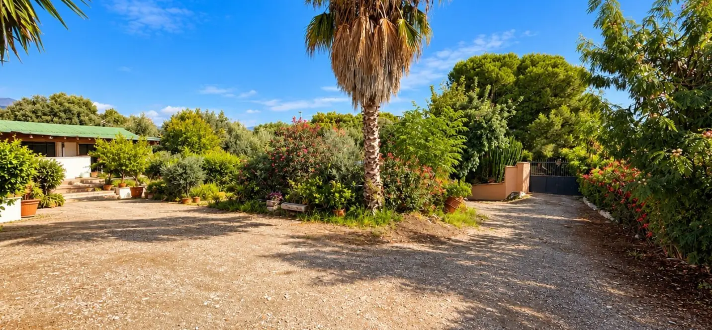 Venta de parcela residencial en Estepona 1