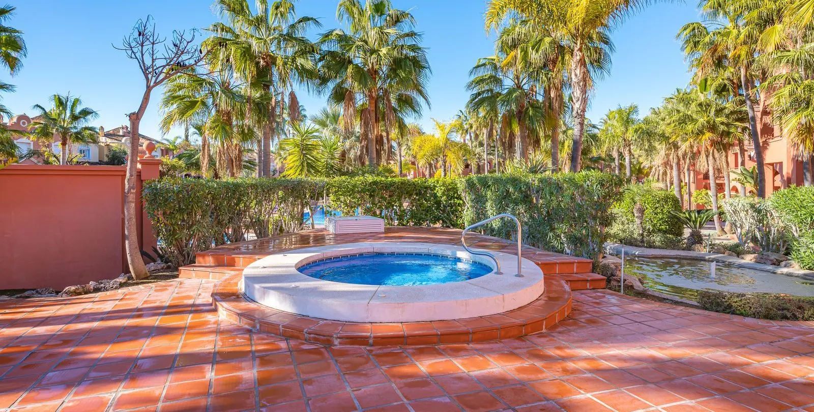 Venta de ático dúplex en Nueva Andalucía 32