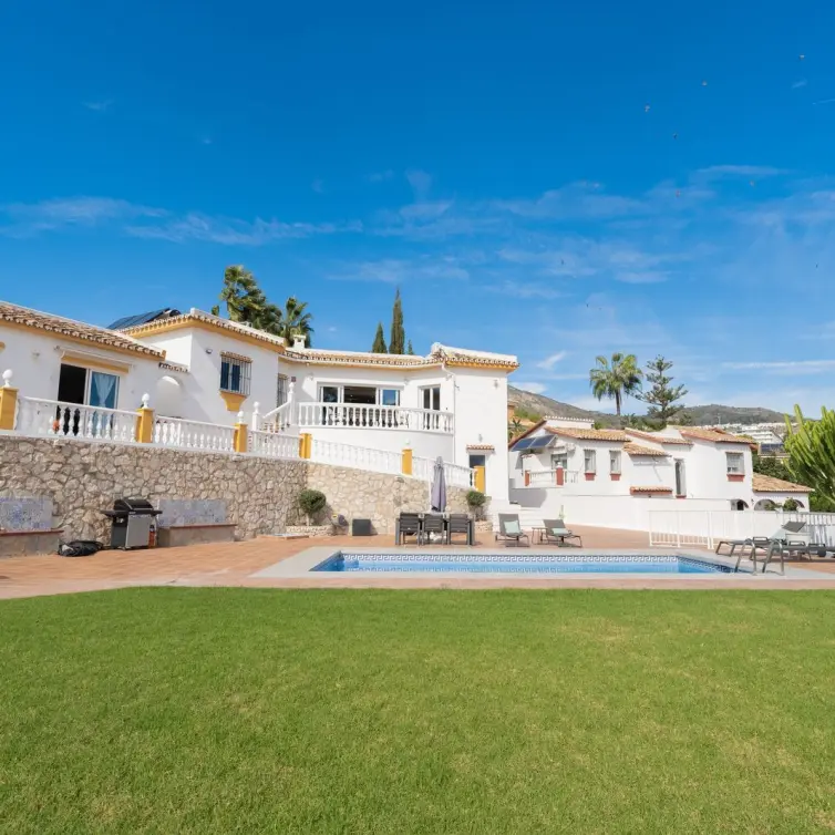 Продажа  отдельно стоящей виллы в Benalmadena Costa