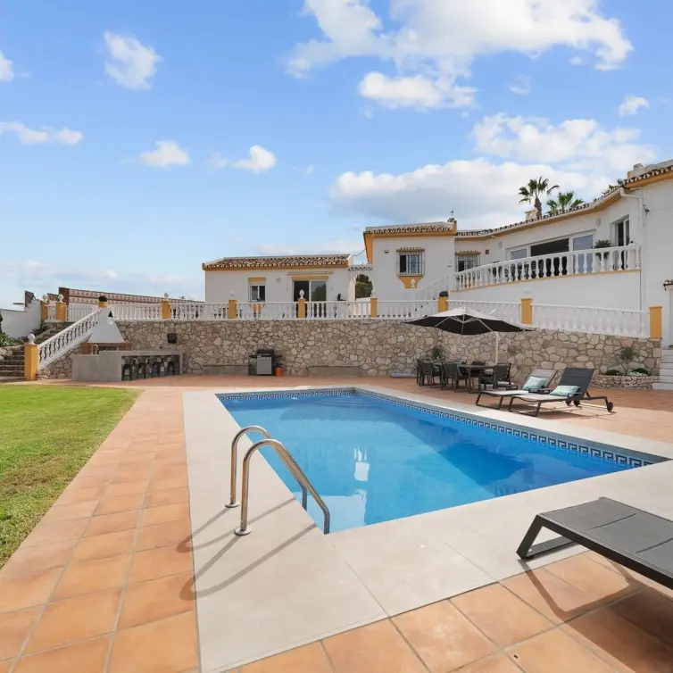 Продажа  отдельно стоящей виллы в Benalmadena Costa