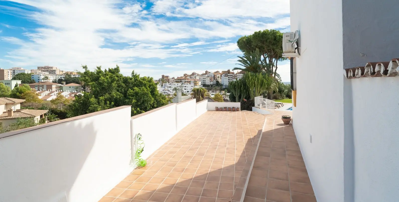 Продажа  отдельно стоящей виллы в Benalmadena Costa 32