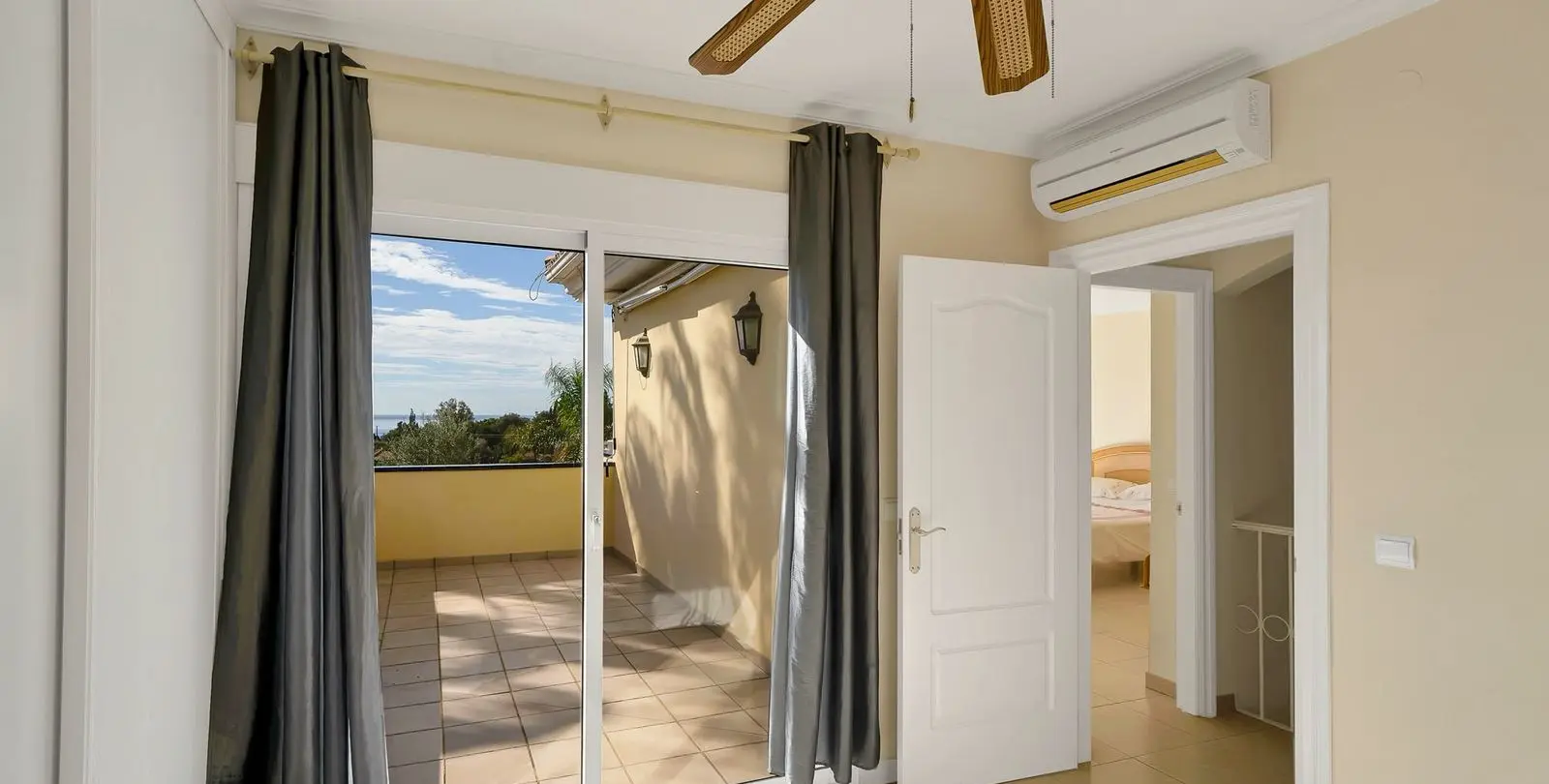 Продажа  отдельно стоящей виллы в Benalmadena Costa 31
