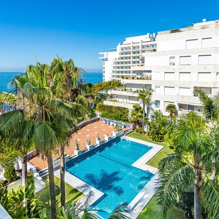 Продажа апартаментов на среднем этаже в Marbella