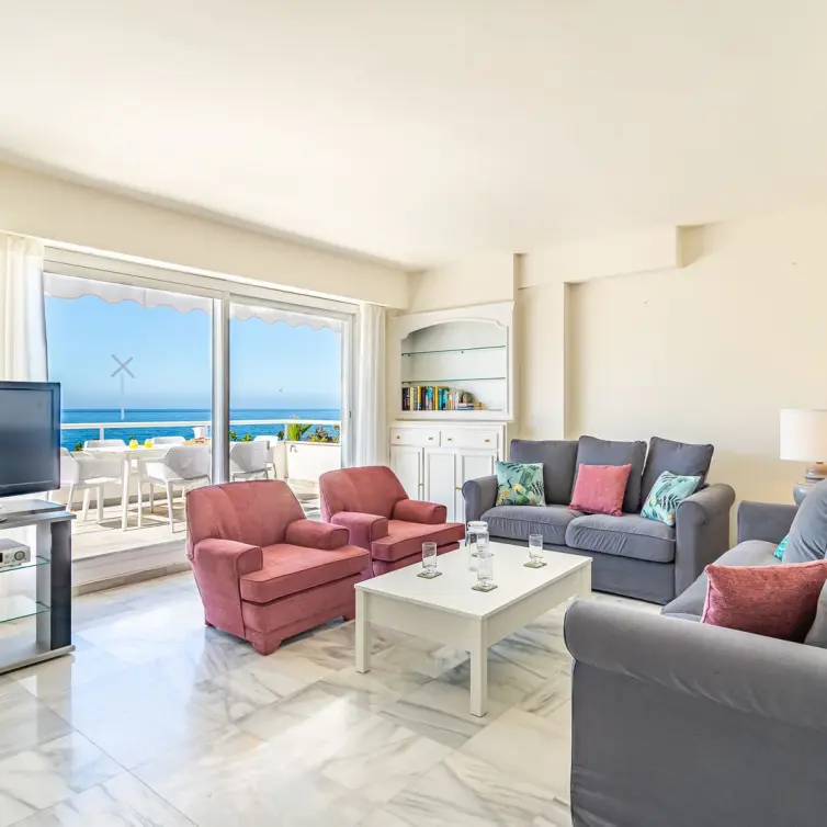 Продажа апартаментов на среднем этаже в Marbella
