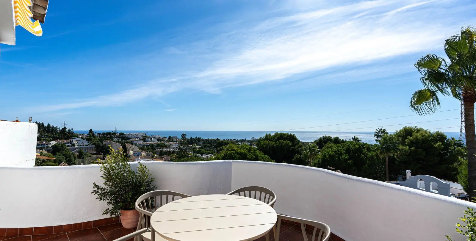 Venta de apartamento en planta media en Calahonda 1