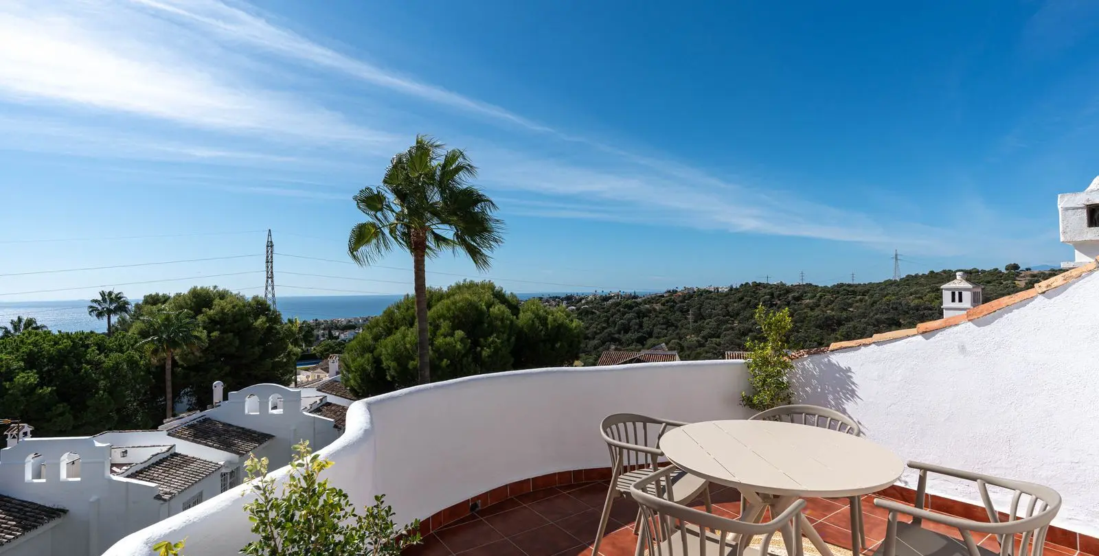 Venta de apartamento en planta media en Calahonda 2