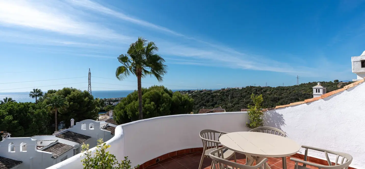 Venta de apartamento en planta media en Calahonda 1