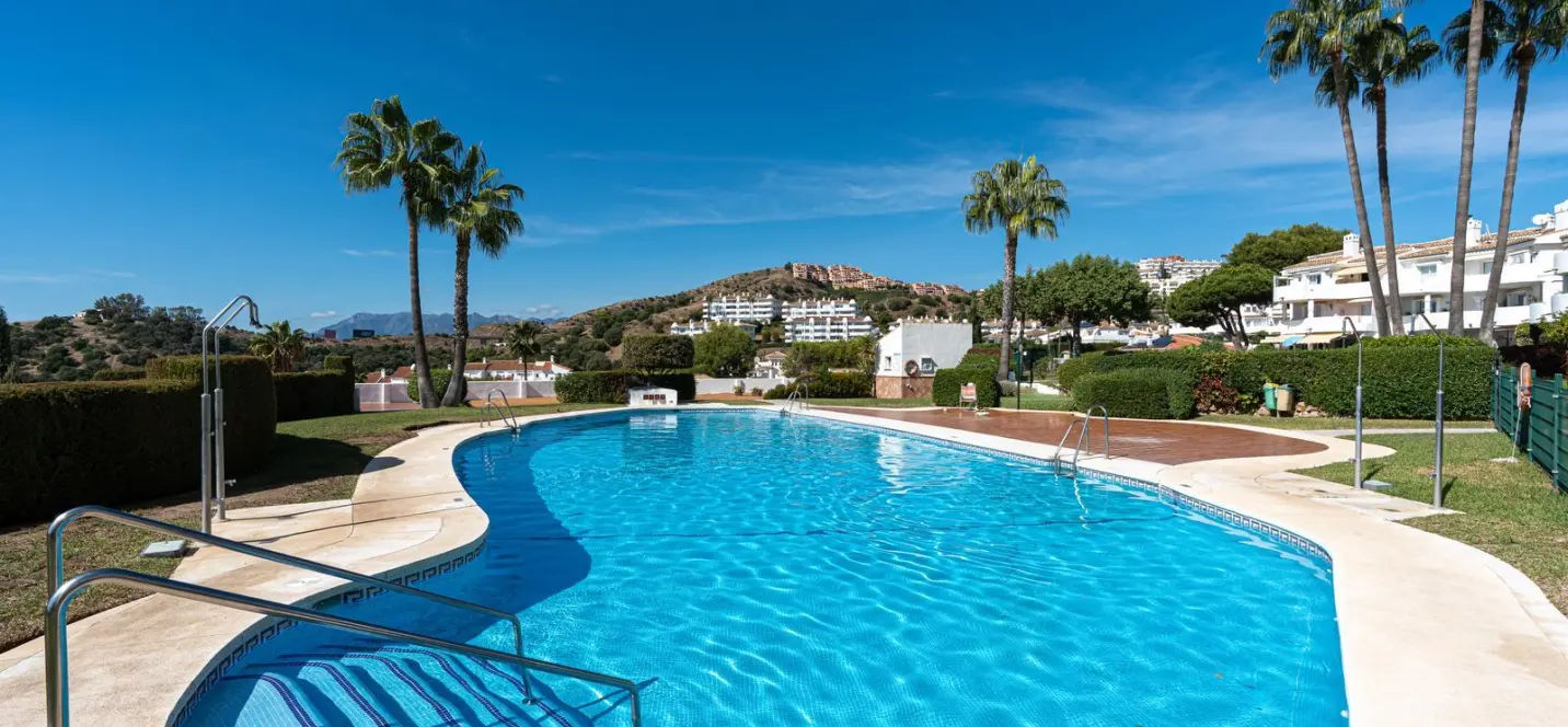 Venta de apartamento en planta media en Calahonda 3