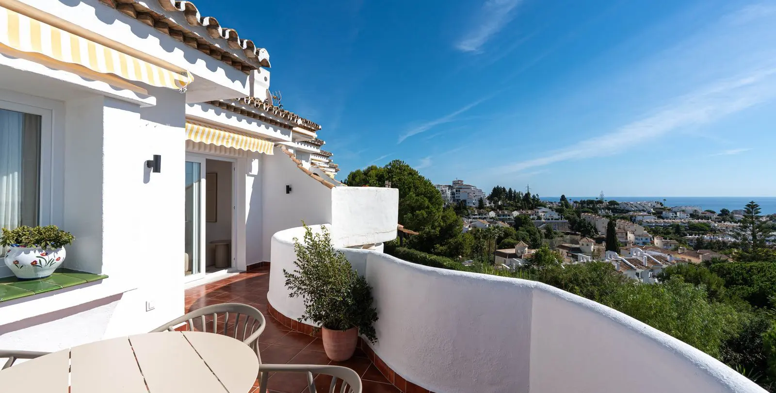 Venta de apartamento en planta media en Calahonda 5