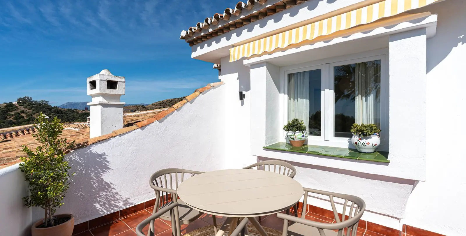 Venta de apartamento en planta media en Calahonda 6