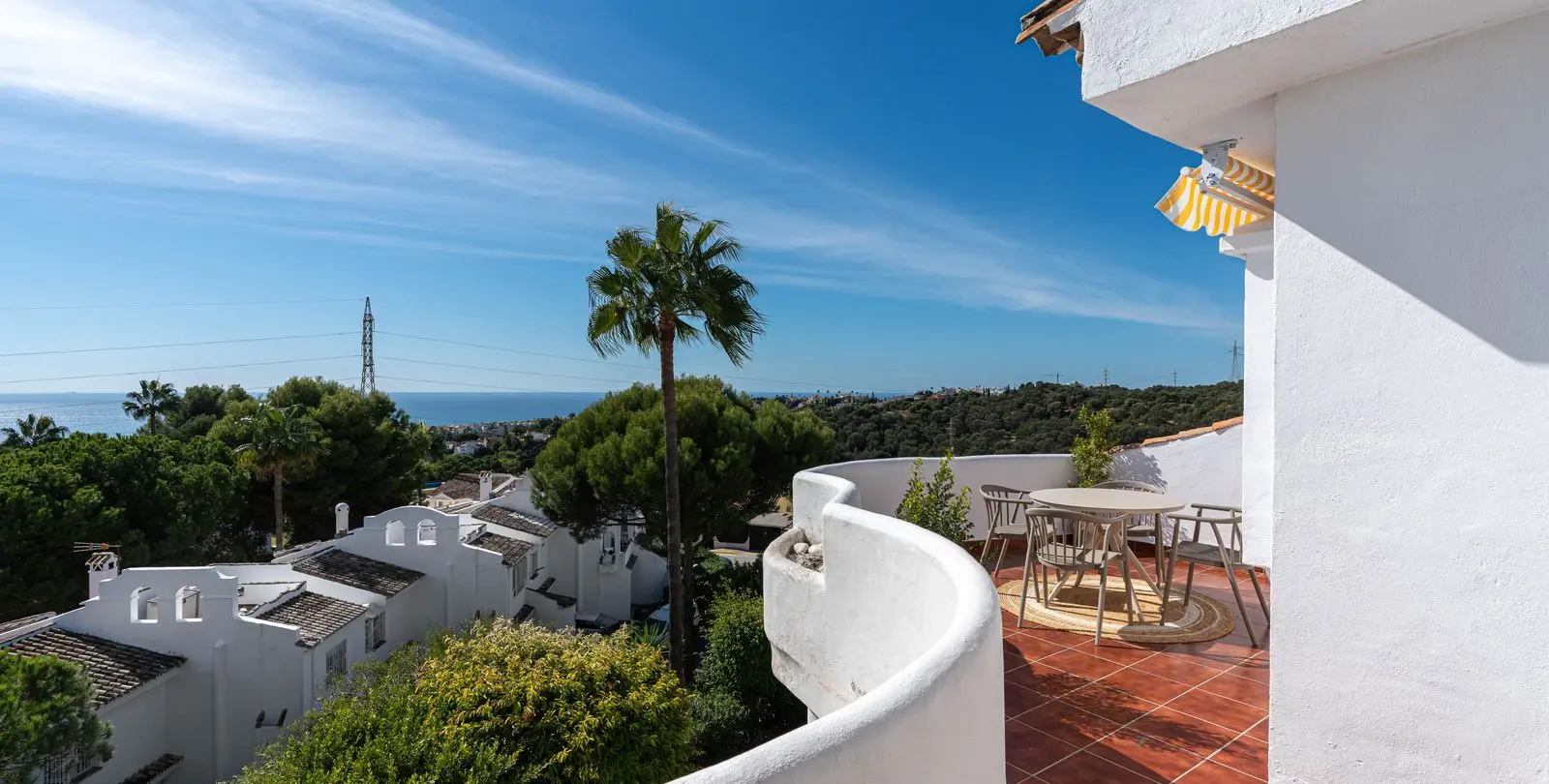 Venta de apartamento en planta media en Calahonda 18