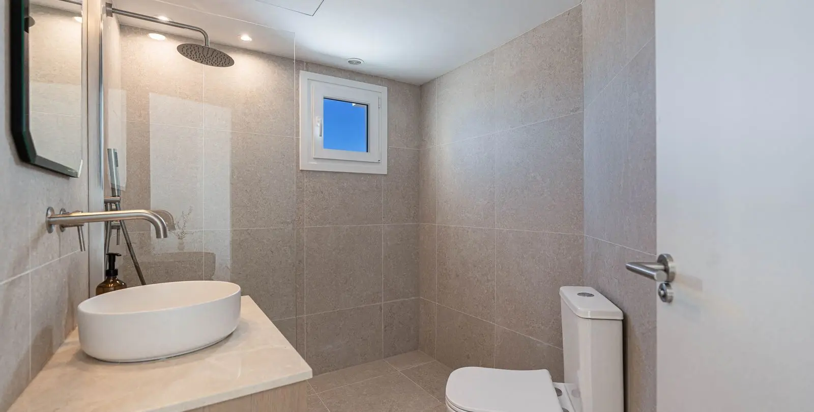 Venta de apartamento en planta media en Calahonda 25