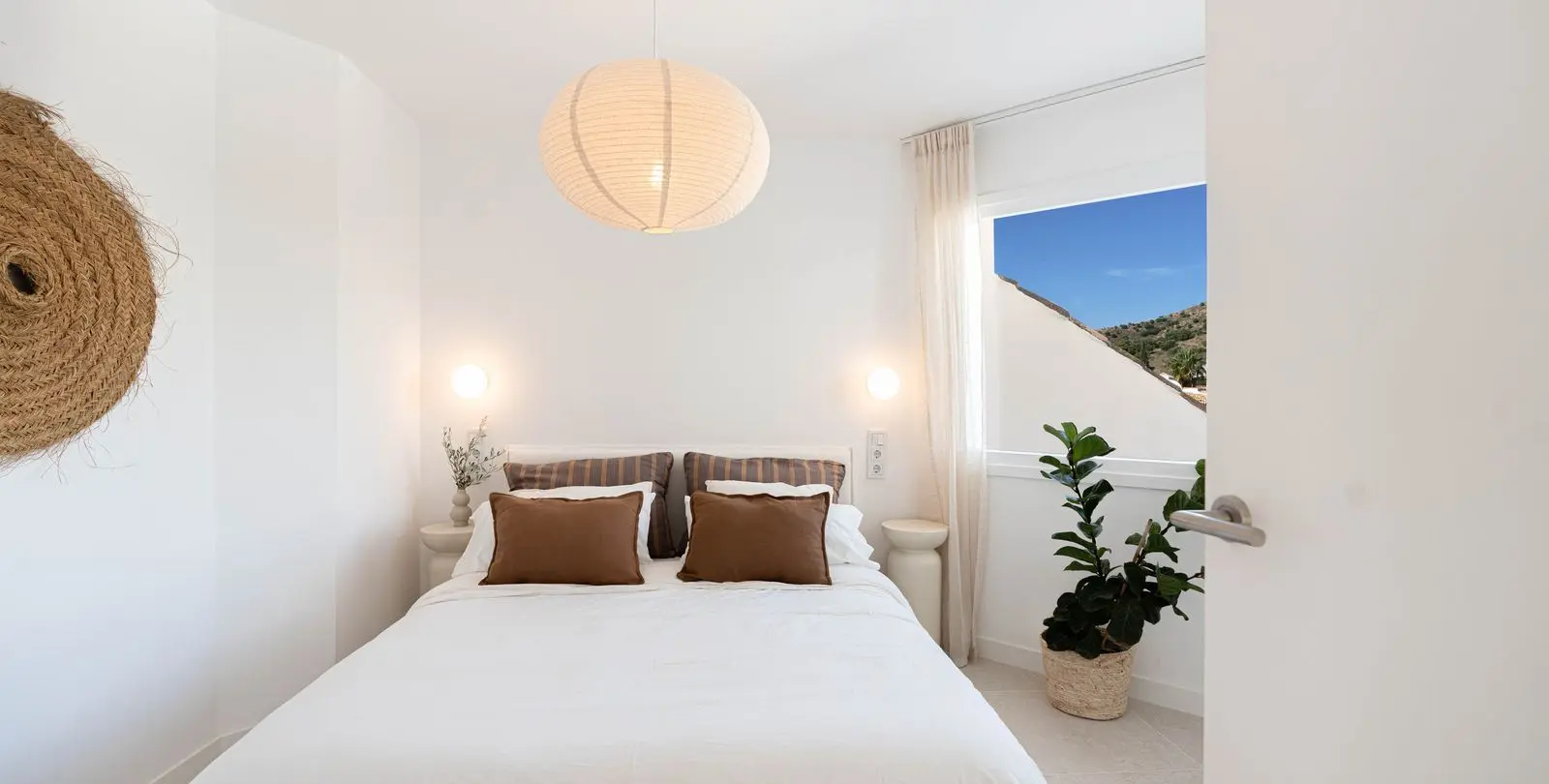Venta de apartamento en planta media en Calahonda 26