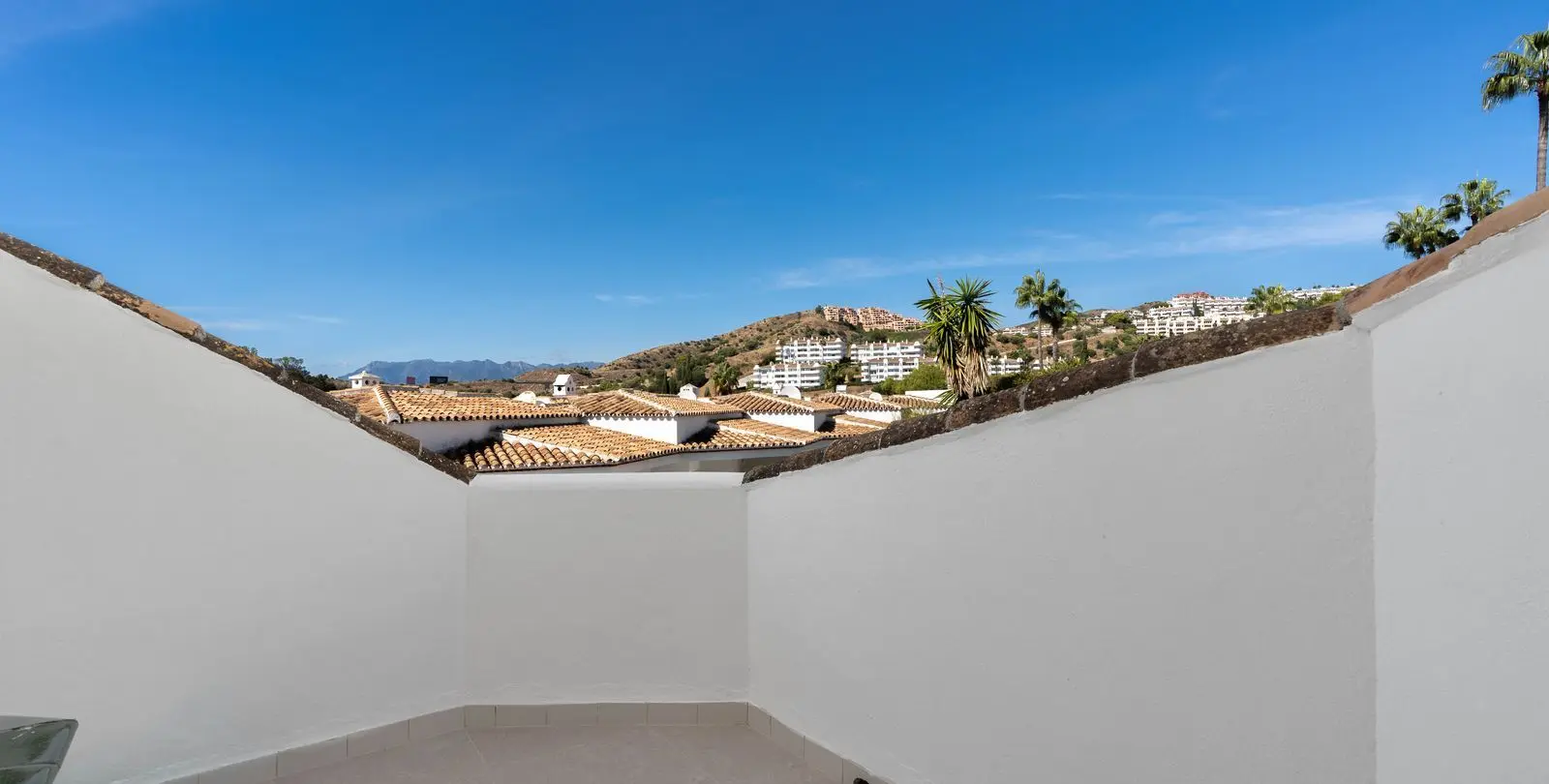 Venta de apartamento en planta media en Calahonda 27