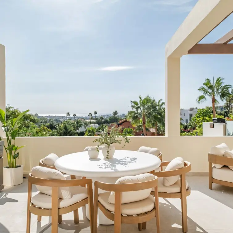 Sale of middle floor apartment in Nueva Andalucía