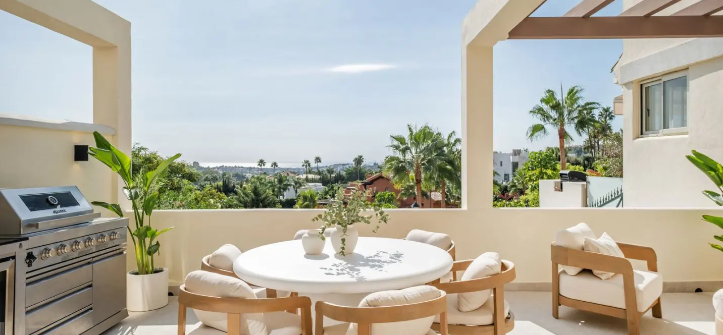 Sale of middle floor apartment in Nueva Andalucía 0