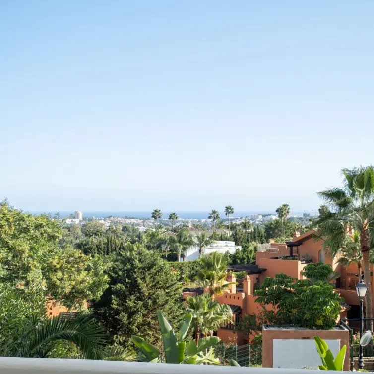Sale of middle floor apartment in Nueva Andalucía