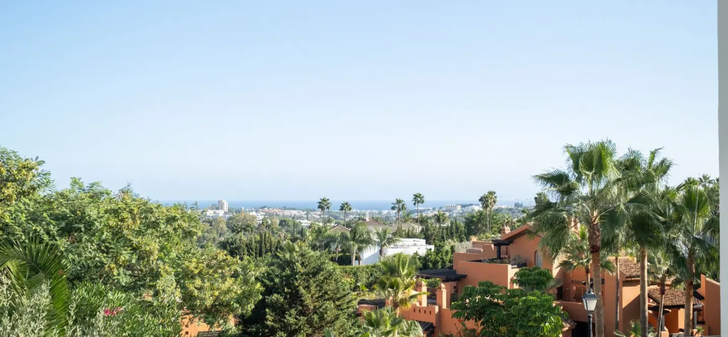 Sale of middle floor apartment in Nueva Andalucía 1