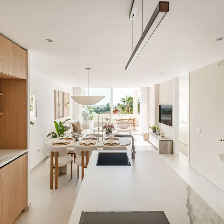 Sale of middle floor apartment in Nueva Andalucía