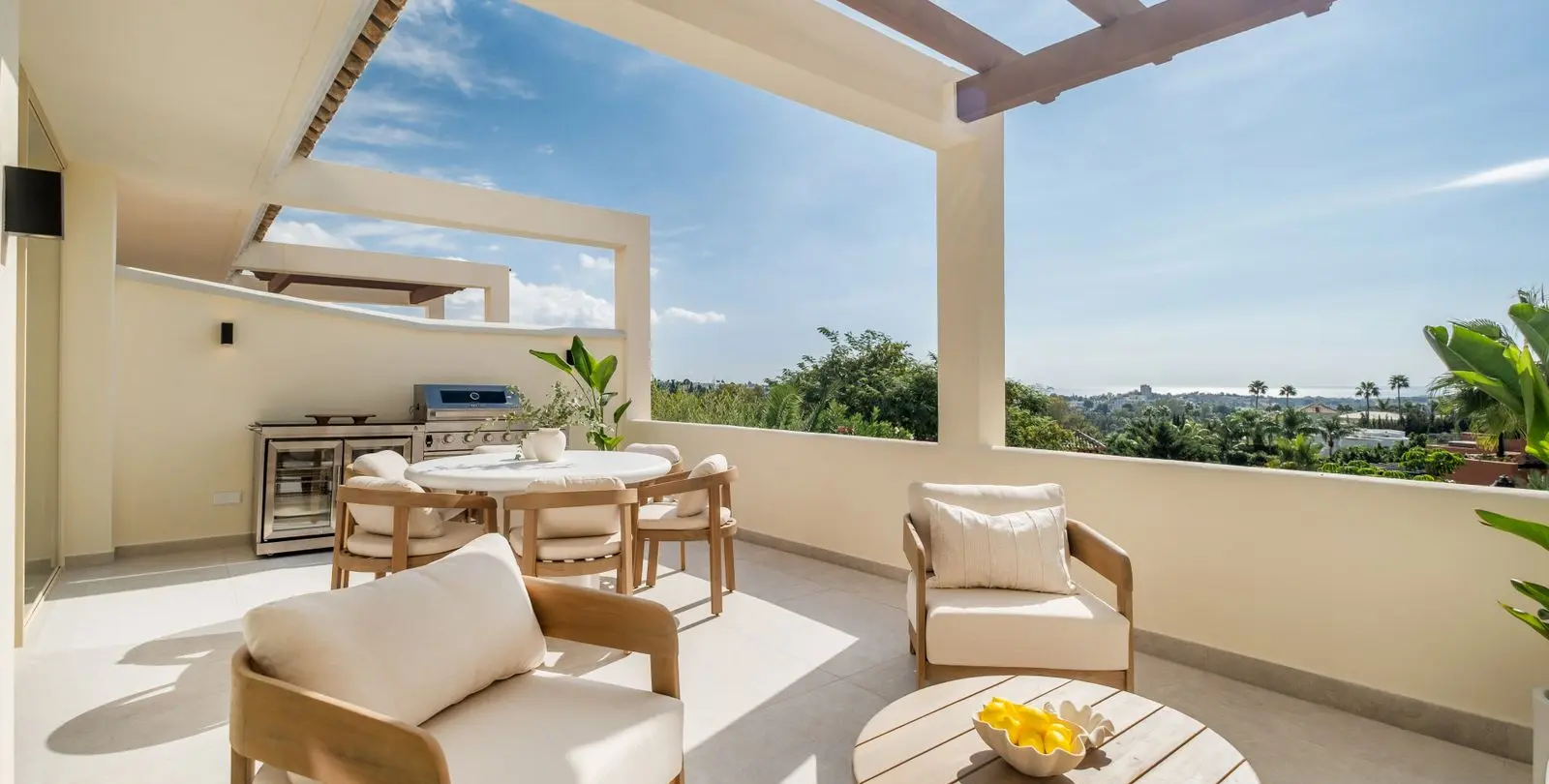 Sale of middle floor apartment in Nueva Andalucía 17