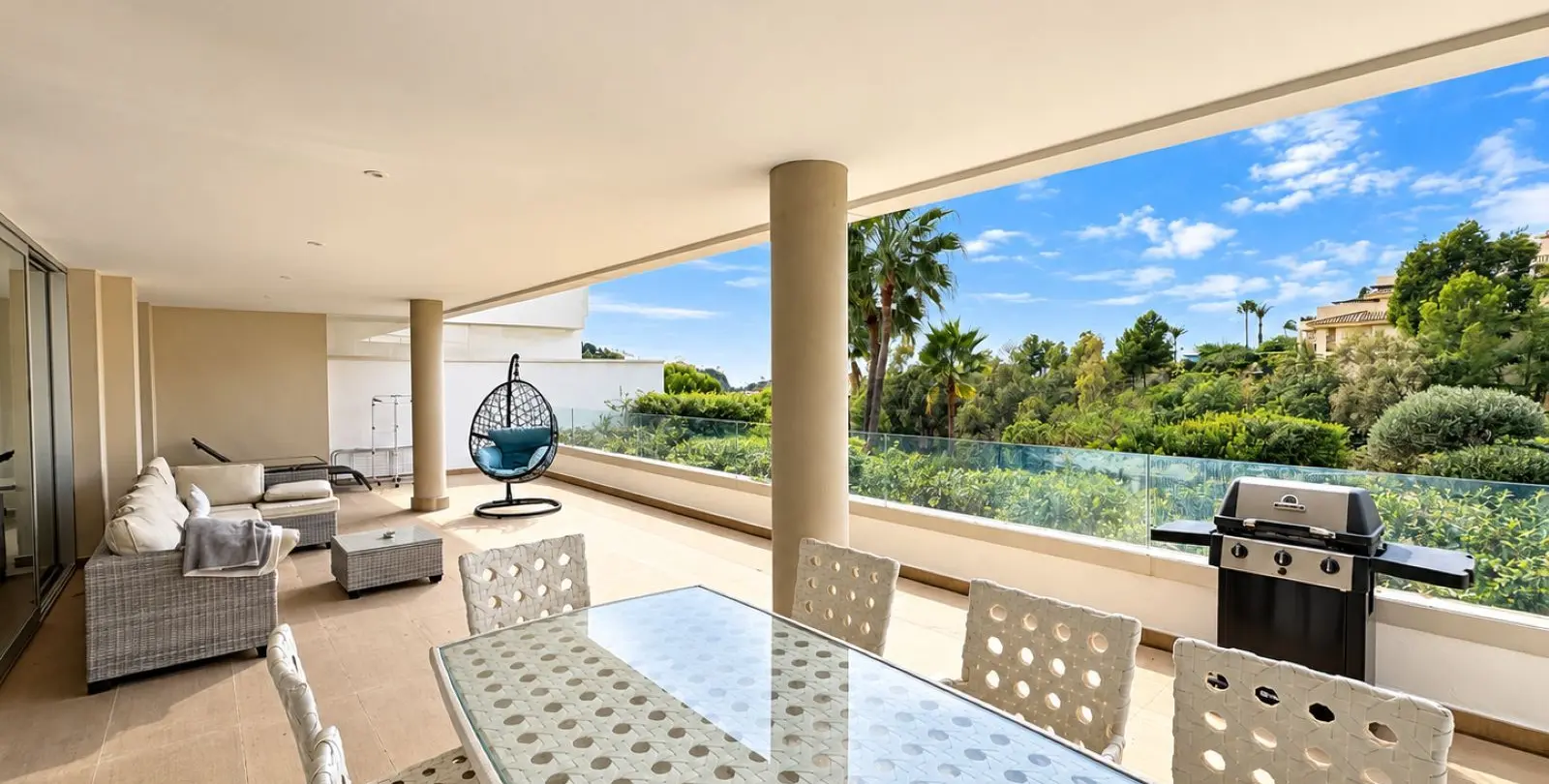 Sale of ground floor apartment in Benahavís 1