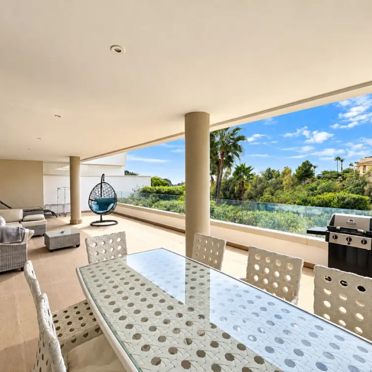 Sale of ground floor apartment in Benahavís