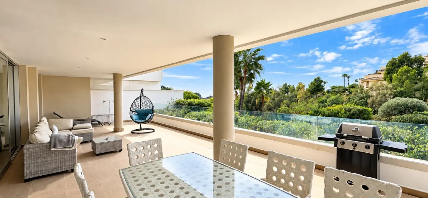 Sale of ground floor apartment in Benahavís 0