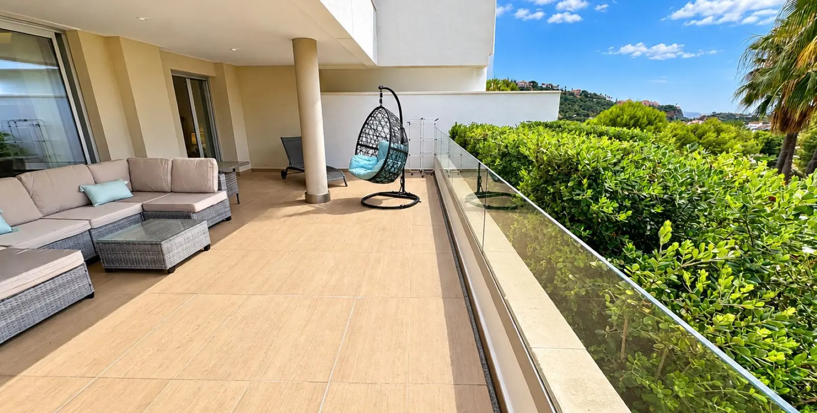 Sale of ground floor apartment in Benahavís 2