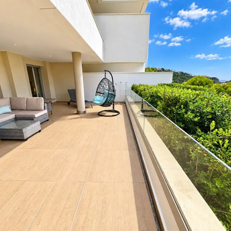 Sale of ground floor apartment in Benahavís
