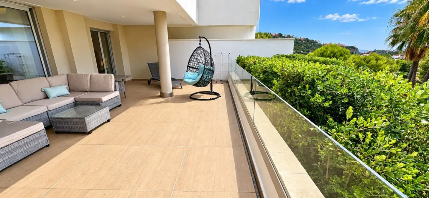 Sale of ground floor apartment in Benahavís 1