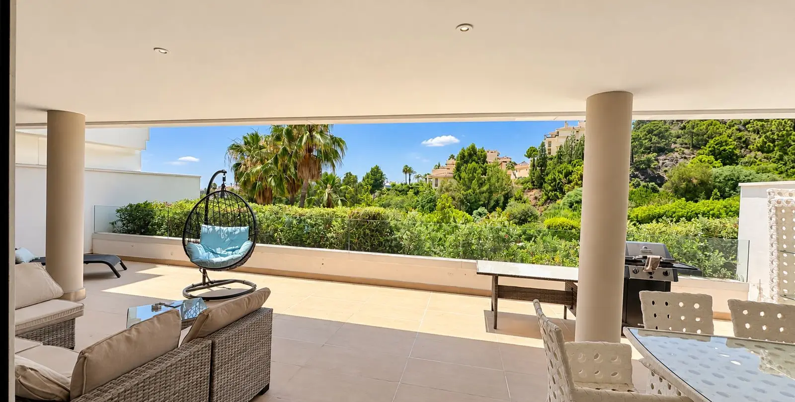 Sale of ground floor apartment in Benahavís 3