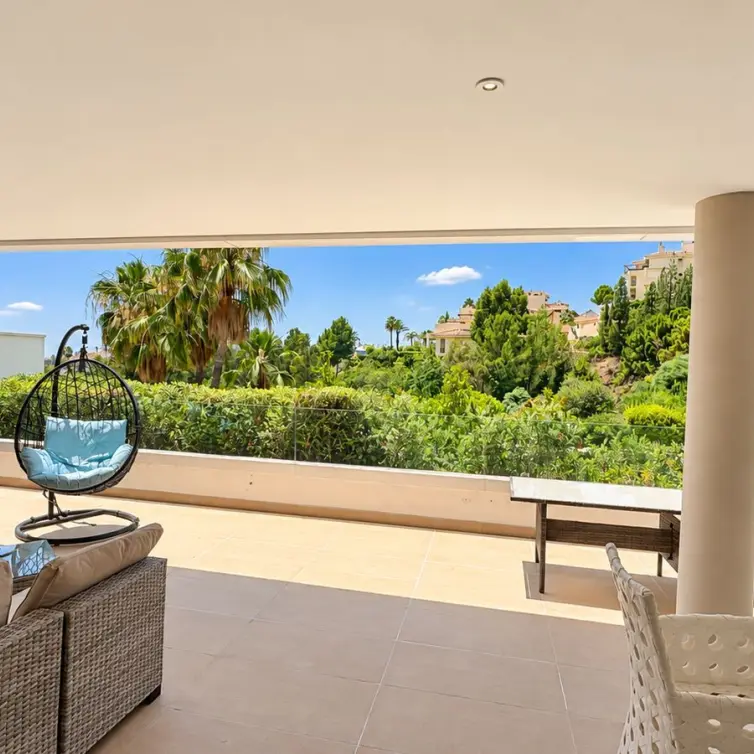 Sale of ground floor apartment in Benahavís