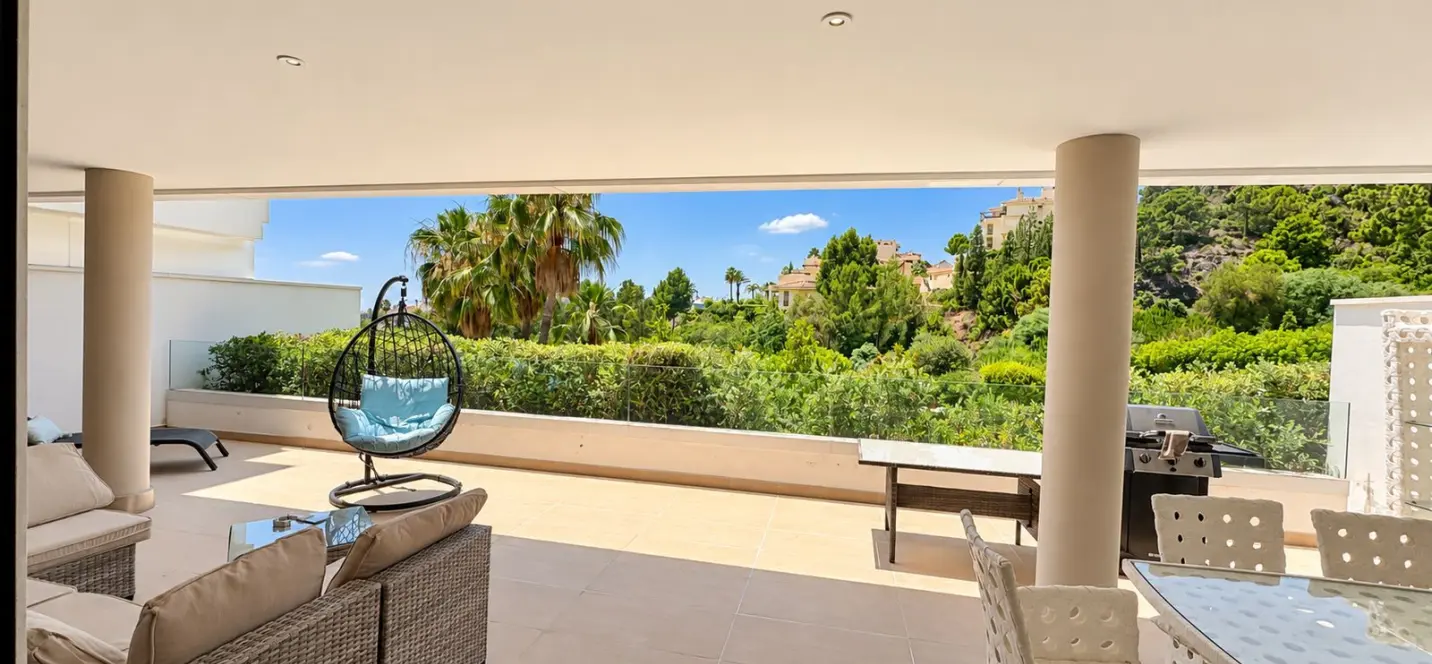 Sale of ground floor apartment in Benahavís 2