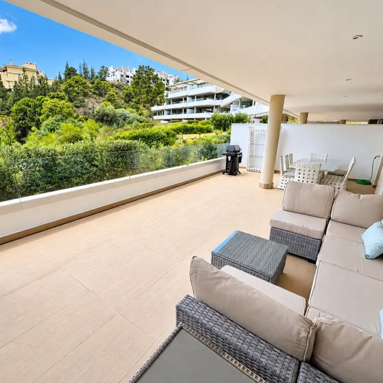 Sale of ground floor apartment in Benahavís