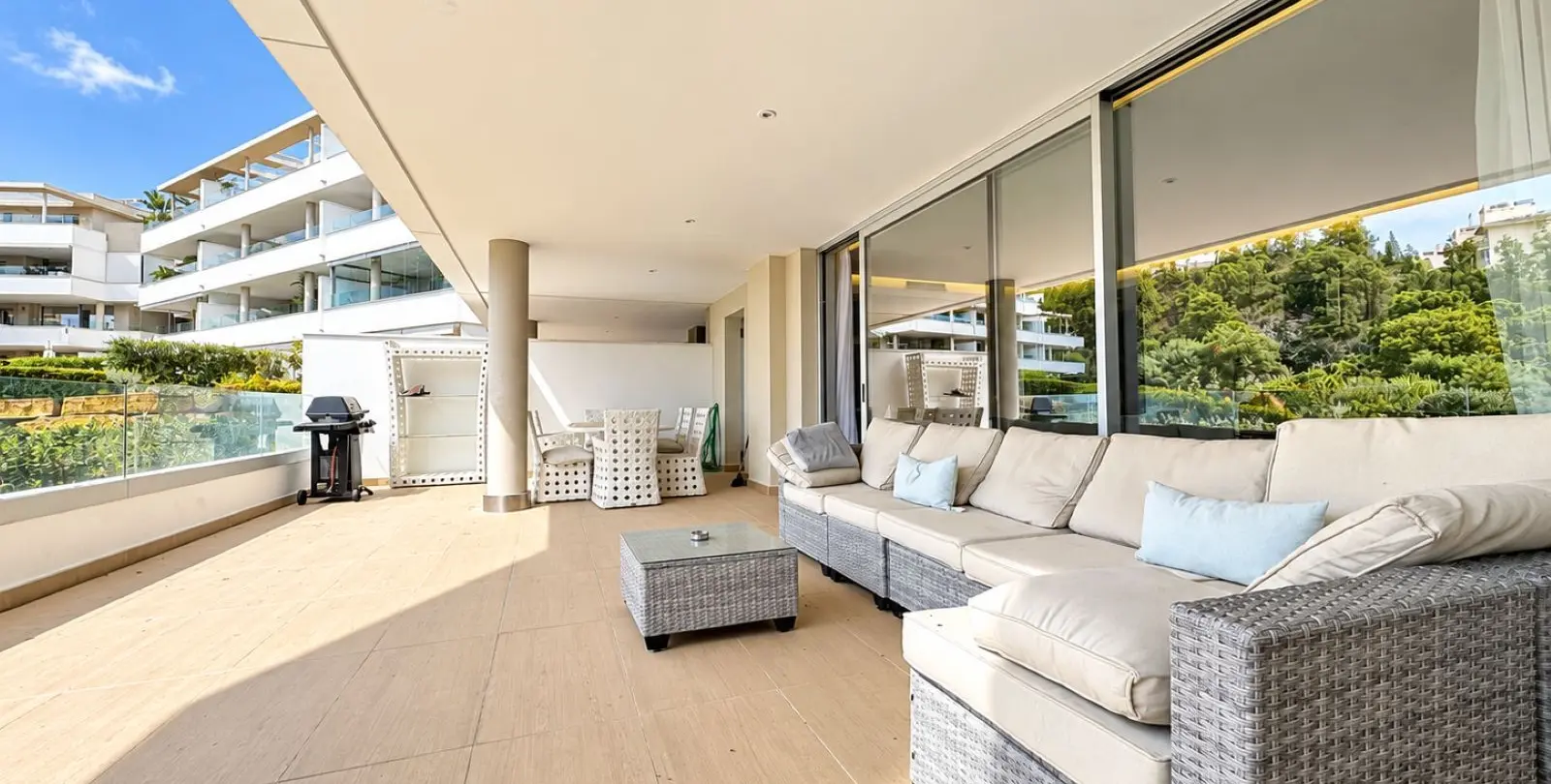 Sale of ground floor apartment in Benahavís 5