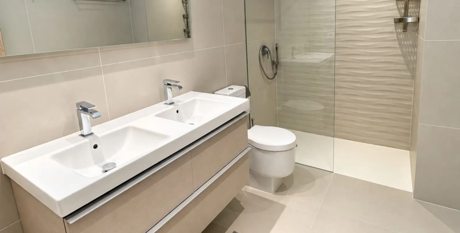 Sale of ground floor apartment in Benahavís 12