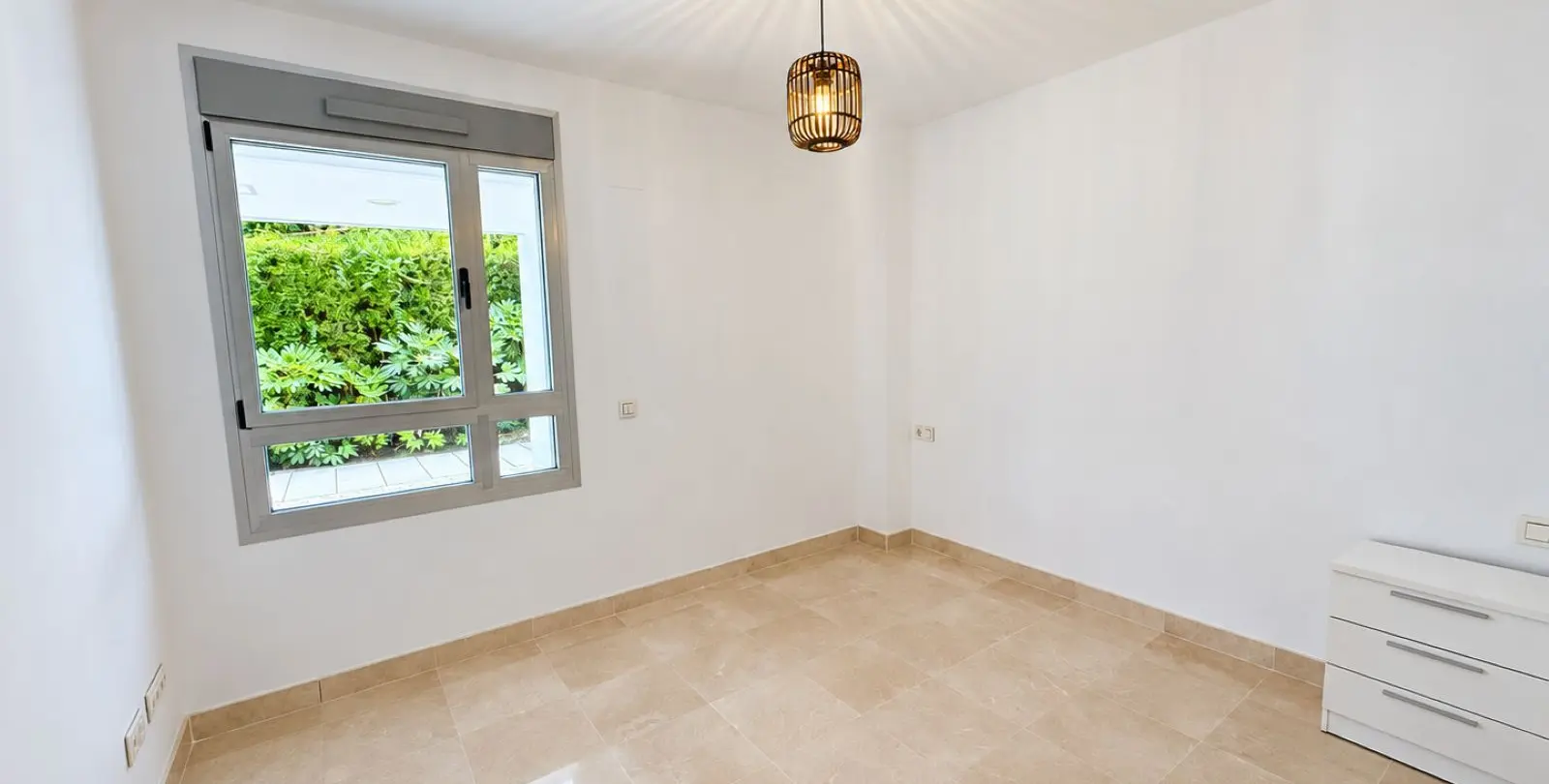 Sale of ground floor apartment in Benahavís 13