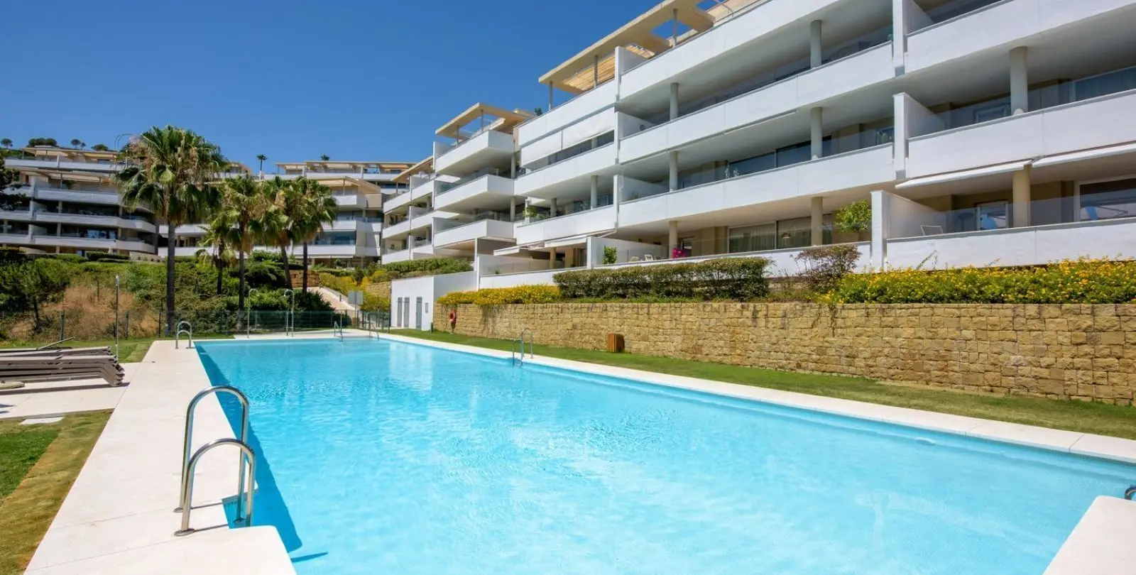 Sale of ground floor apartment in Benahavís 16