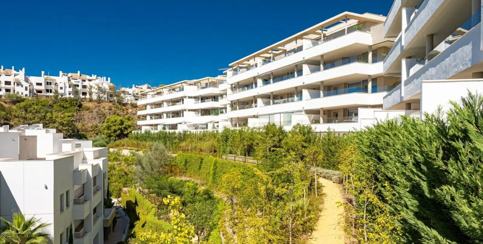 Sale of ground floor apartment in Benahavís 19