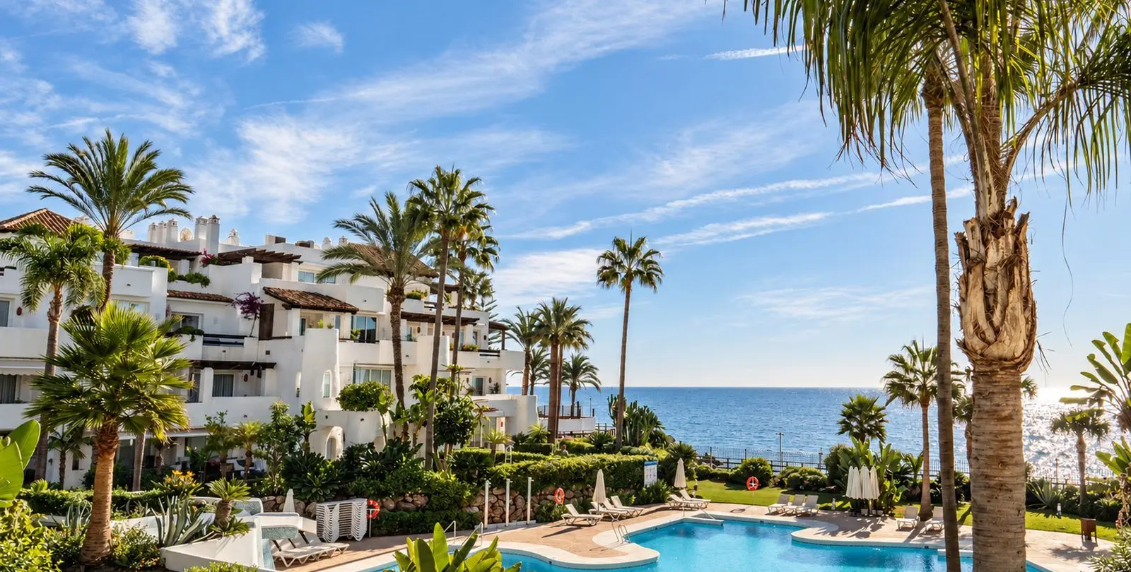 Venta de apartamento en planta media en Puerto Banús 1