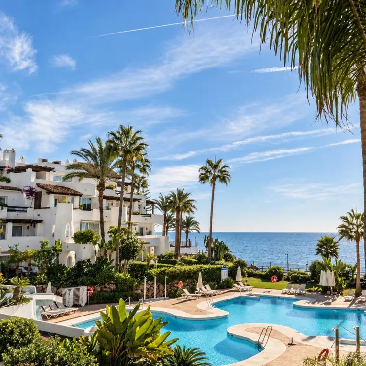 Venta de apartamento en planta media en Puerto Banús